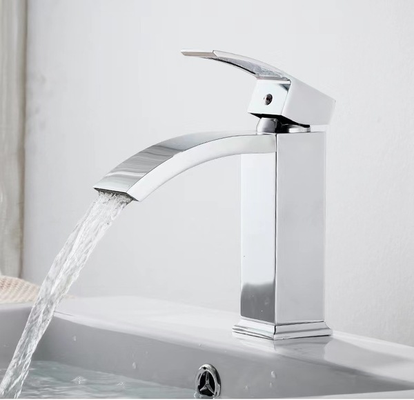 Royal Homes Single-Handle Bathroom Faucet, Chrome Polished